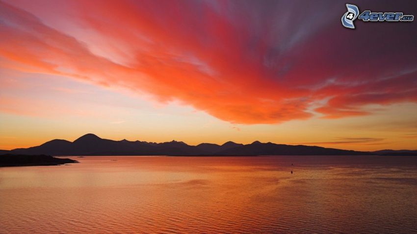 grand lac, après le coucher du soleil, ciel orange