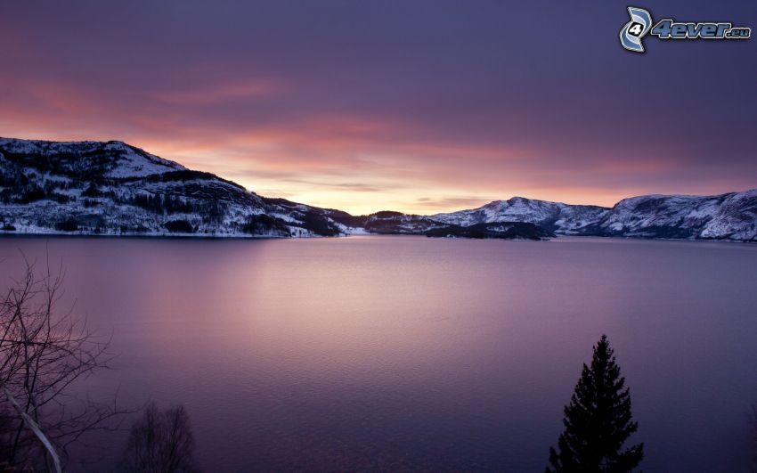 lac, collines enneigées, après le coucher du soleil