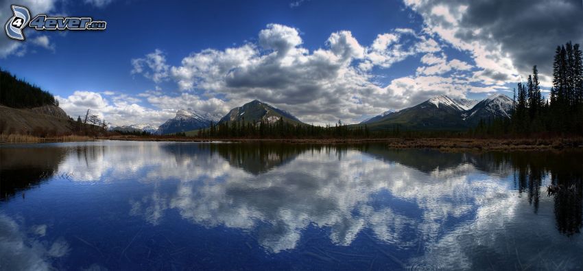 lac, collines enneigées, nuages, reflexion