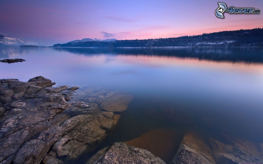 lac, rochers, après le coucher du soleil