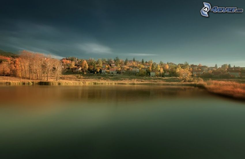 lac, village, arbres d'automne