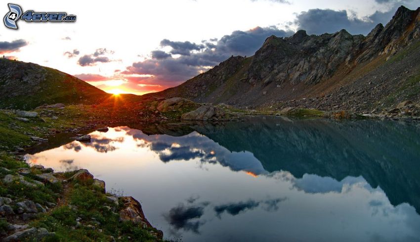 lac de montagne, collines rocheuses, reflexion, coucher de soleil dans les montagnes