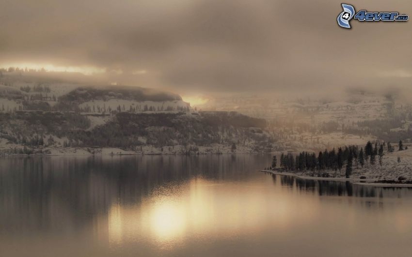 paysage d'hiver, montagnes enneigées, lac, nuages, brouillard