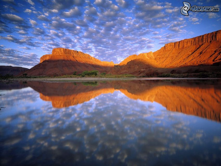 rivière Colorado, surface de l´eau calme, nuages