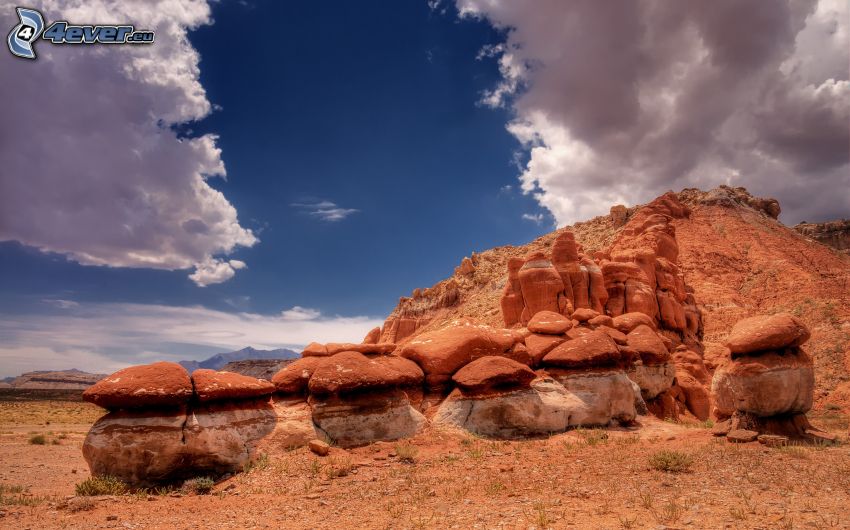 rochers du désert, nuages