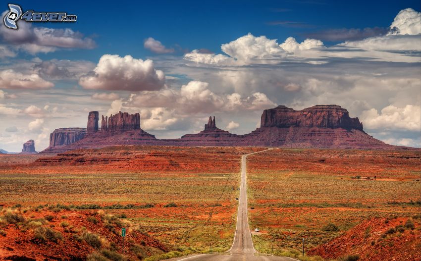 un chemin à travers Monument Valley