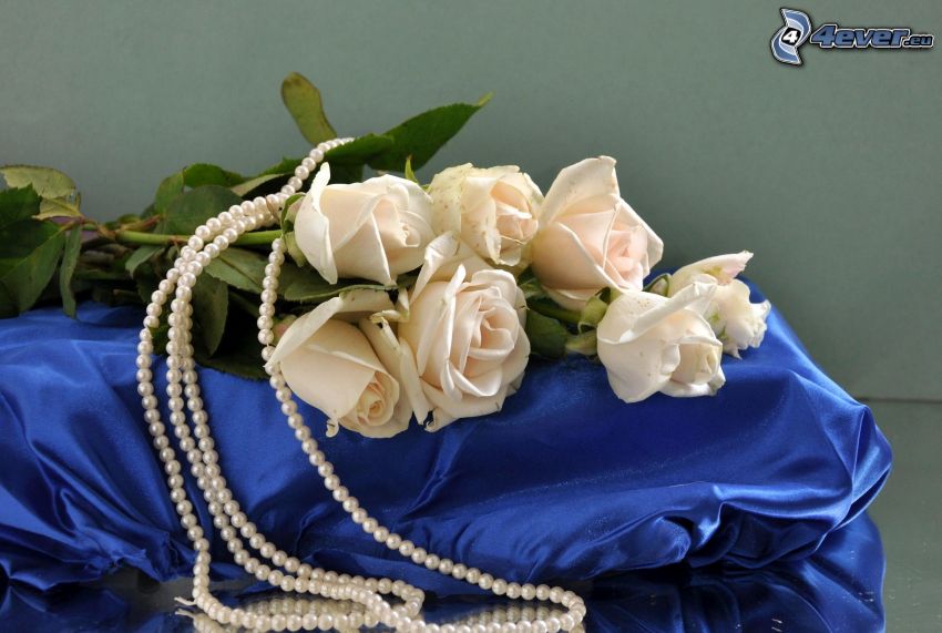bouquet de roses, perles, collier