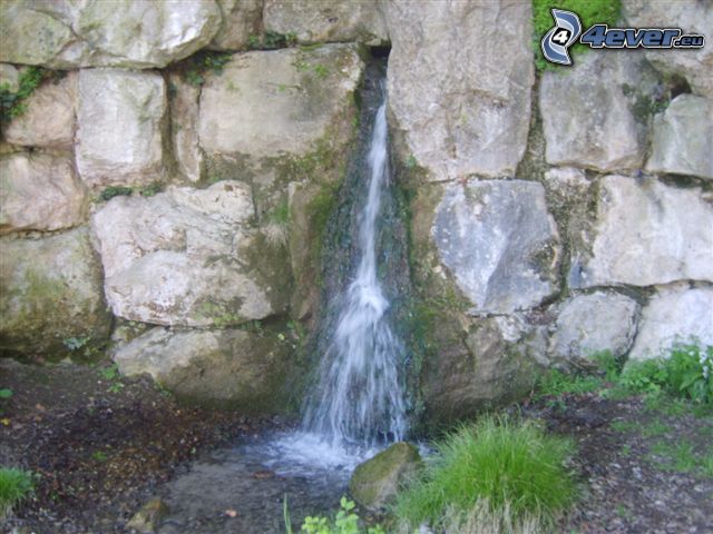 source, eau, mur en pierre