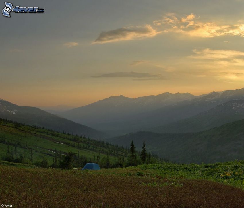 tente, collines, vue sur le paysage, après le coucher du soleil