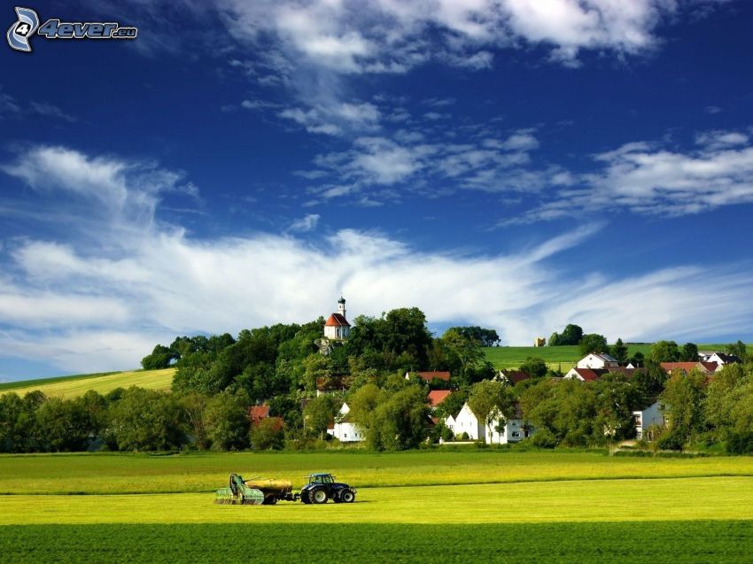 tracteur dans le champ, village