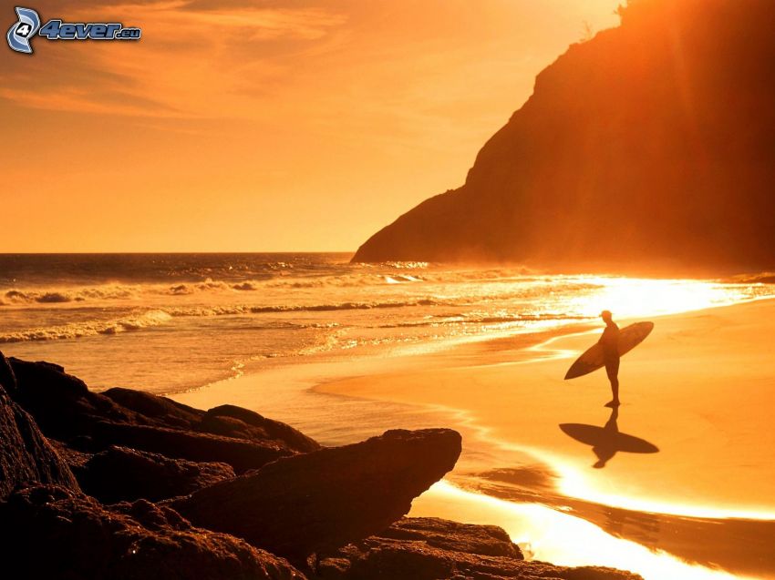 surfeur, plage au couchage du soleil, mer, vagues sur le rivage, ciel orange