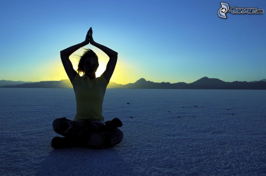 yoga, sit turc, coucher du soleil derrière la colline