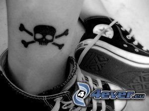 crâne, tatouage sur le pied, Converse