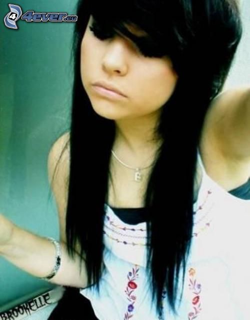emo fille, cheveux noirs