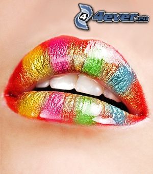 lèvres peintes, des dents blanches, couleurs