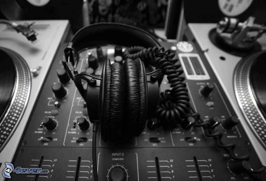 écouteurs, DJ console, photo noir et blanc