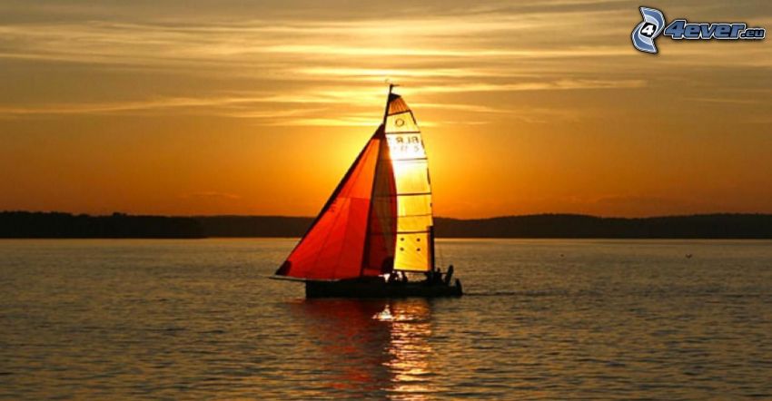 bateau sur le lac, bateau à voile, coucher du soleil orange