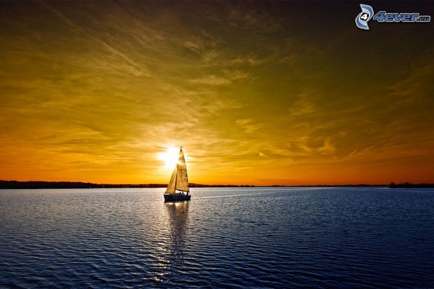bateau sur le lac, coucher du soleil orange