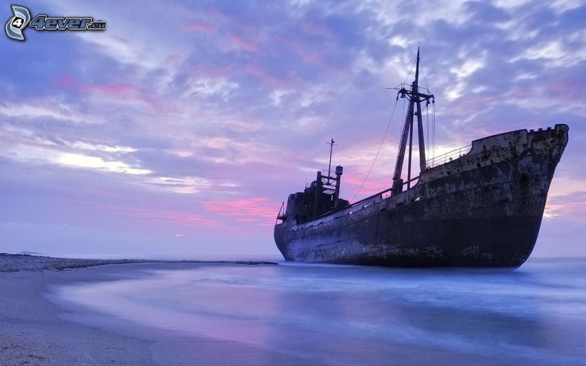 le navire rouillé abandonné, épave, mer