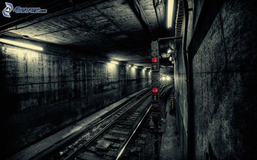 métro, le tunnel de chemin de fer, rails, feux tricolores