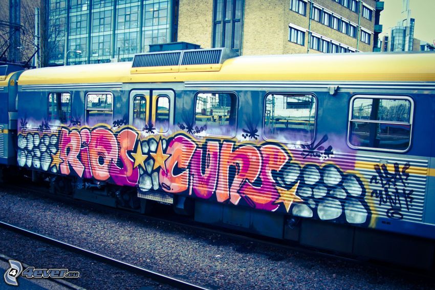 train, graffiti