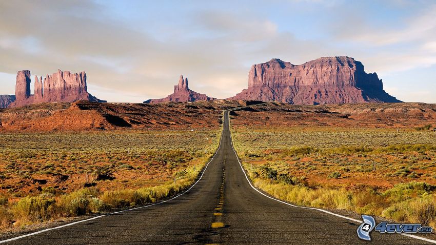 un chemin à travers Monument Valley, USA
