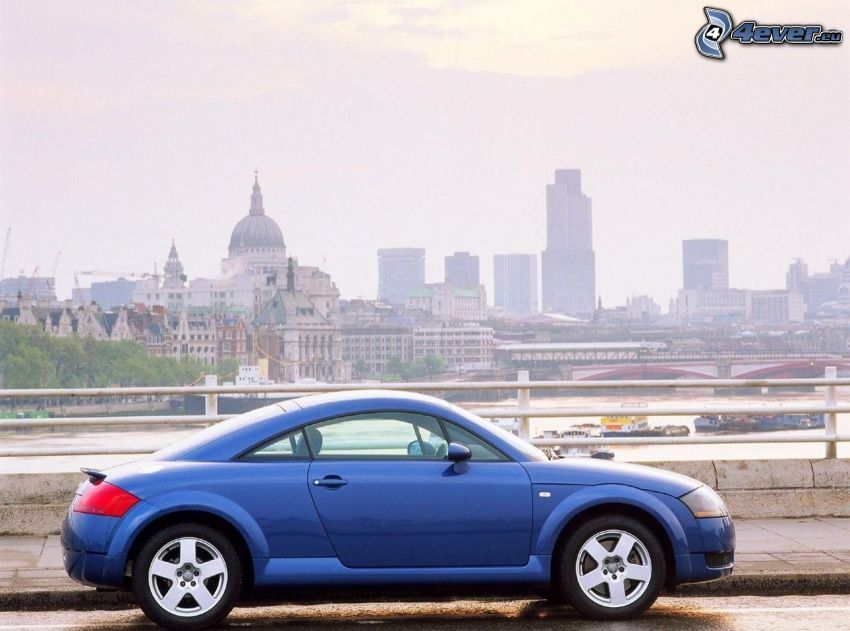 Audi TT, vue sur la ville