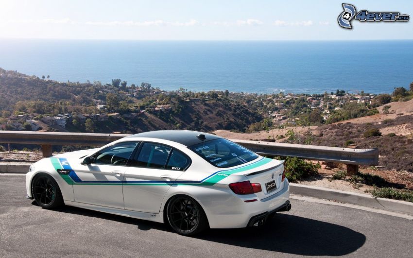 BMW M5, vue sur la mer