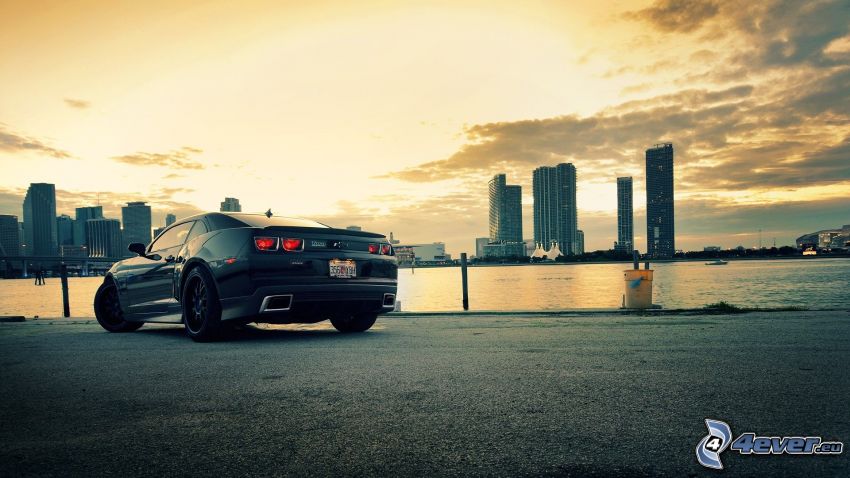 Chevrolet Camaro, gratte-ciel, coucher du soleil sur une ville
