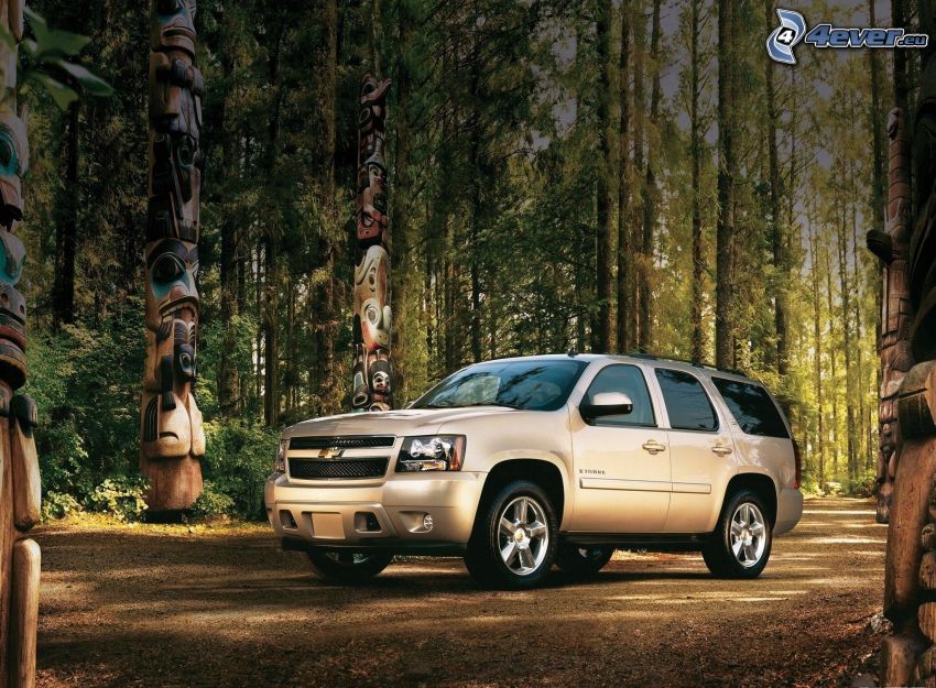 Chevrolet Tahoe, forêt, totems