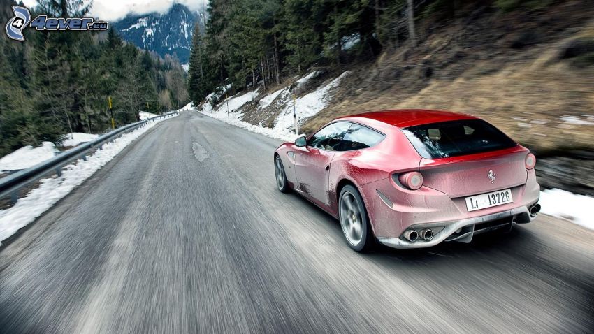 Ferrari, route par la forêt, la vitesse