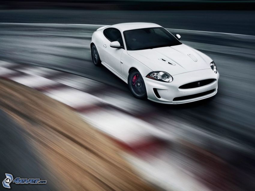 Jaguar XKR, drift, la vitesse