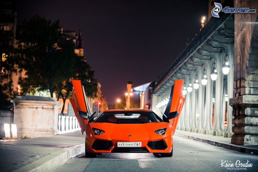 Lamborghini Aventador, ville dans la nuit