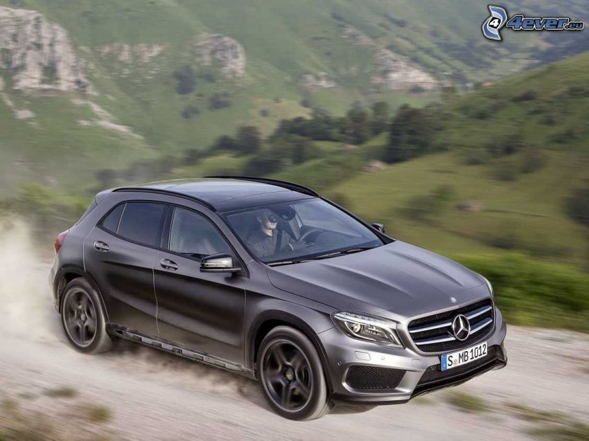 Mercedes-Benz GLA, la vitesse, la poussière