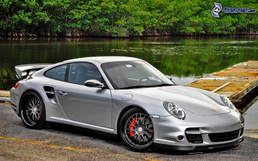 Porsche 911, jetée en bois, lac