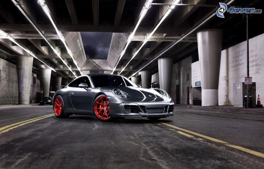 Porsche 911 Carrera S, sous le pont