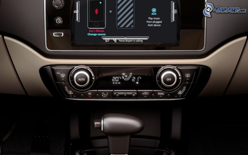 Qoros 3 Sedan, intérieur, radio, navigation