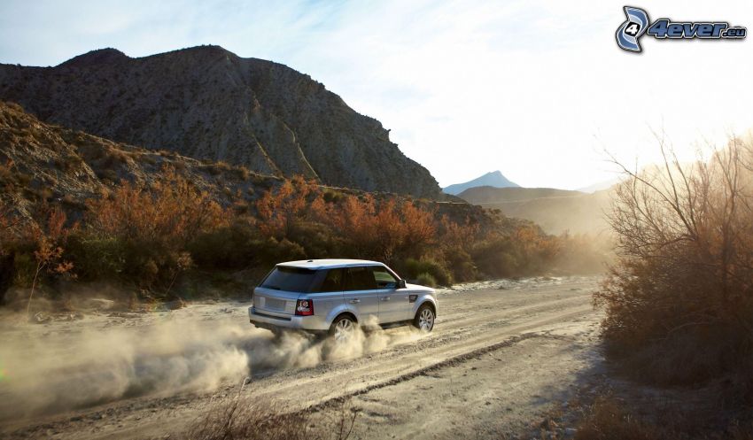 Range Rover, la poussière, colline