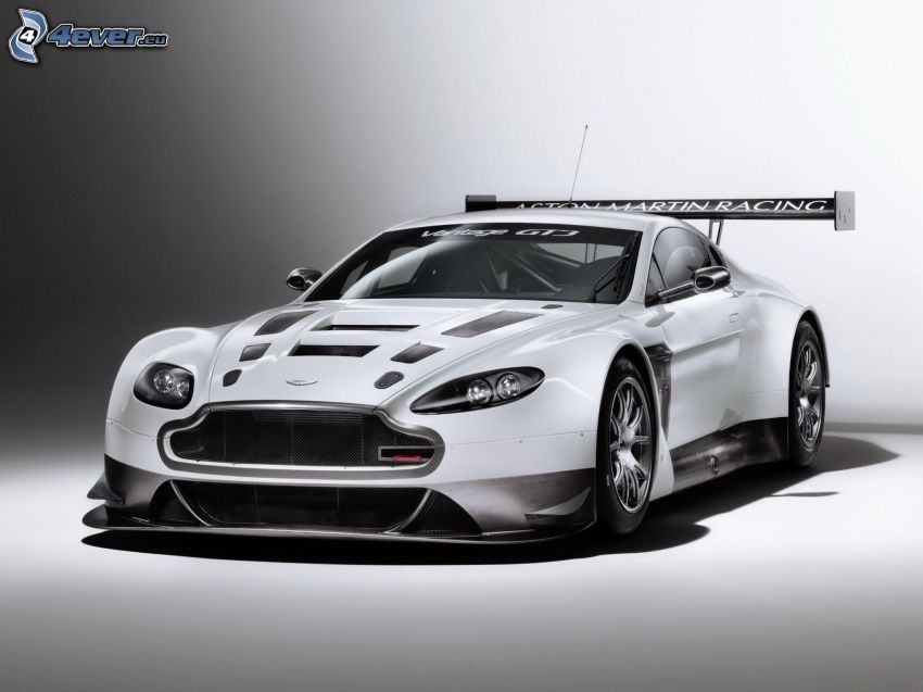 Aston Martin V12 Vantage, voiture de course