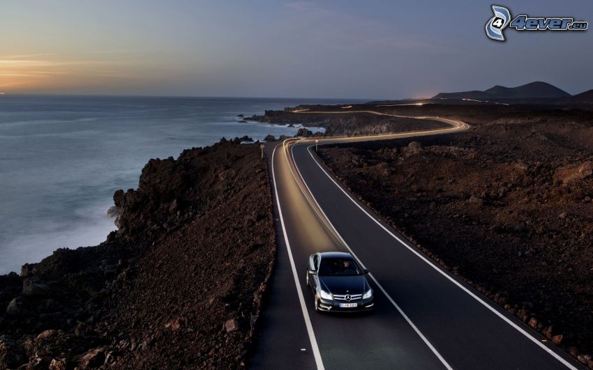 Mercedes-Benz SLR McLaren, route, vue sur la mer, après le coucher du soleil
