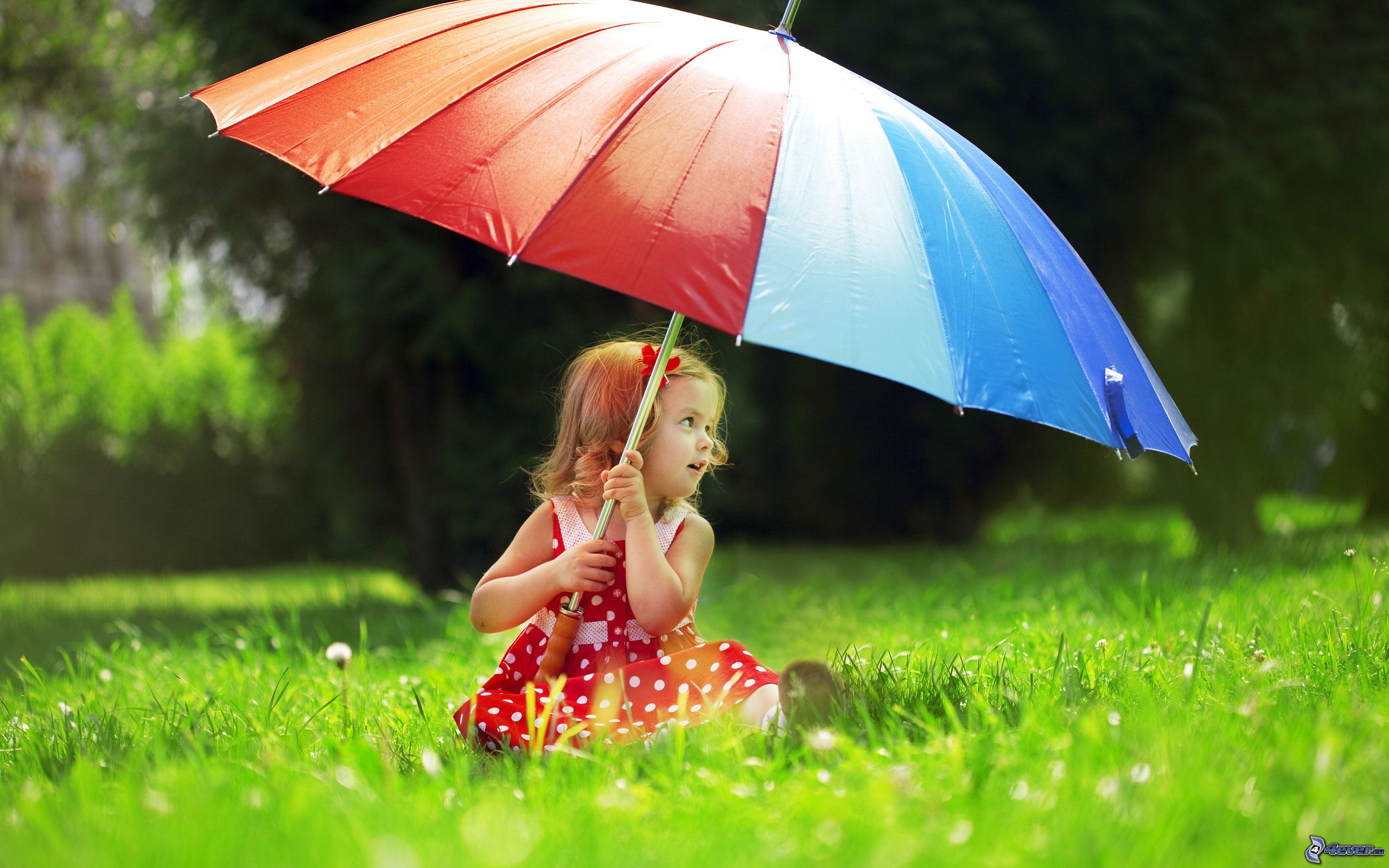 fille avec parapluie