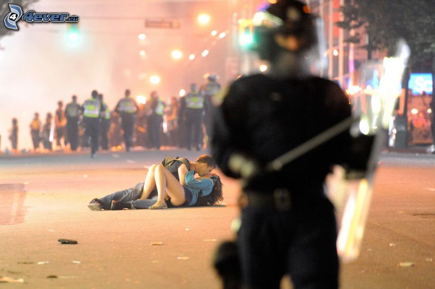 coppia, bacio, manifestazione