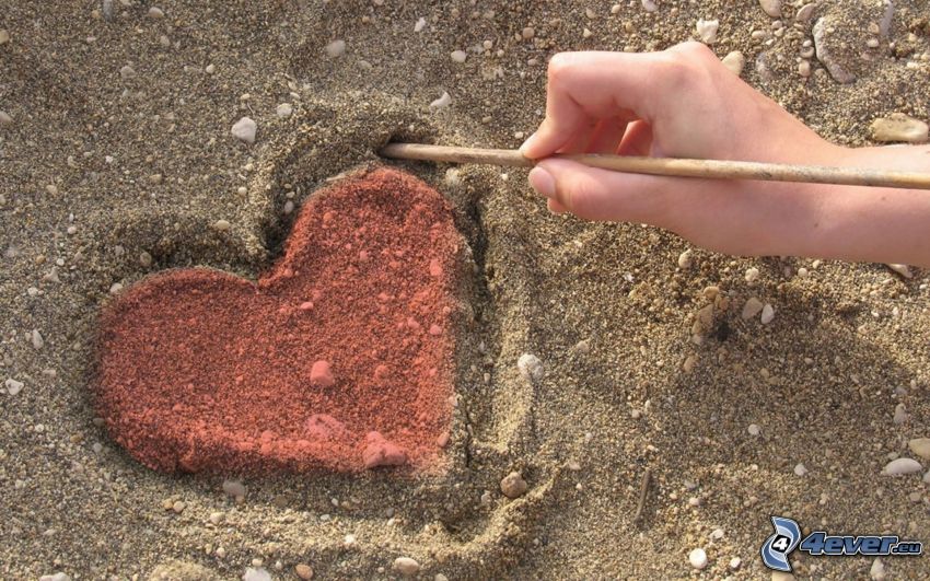 cuore nella sabbia