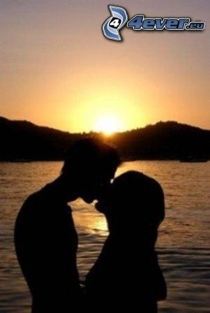 bacio al tramonto, amore, acqua