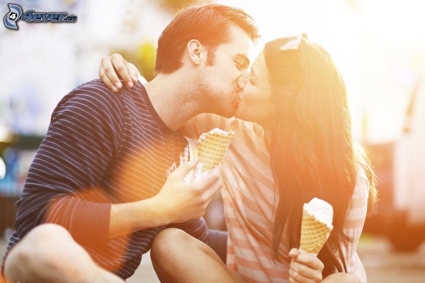 coppia, bacio, gelato