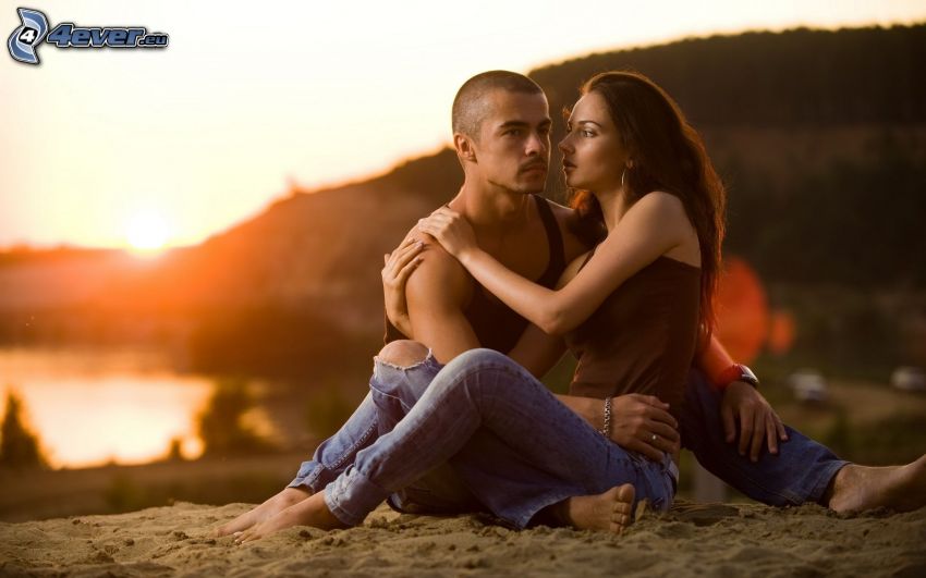 coppia in un abbraccio, parco al tramonto, sabbia, romanticismo