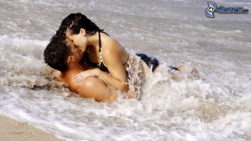 coppia nel mare, bacio
