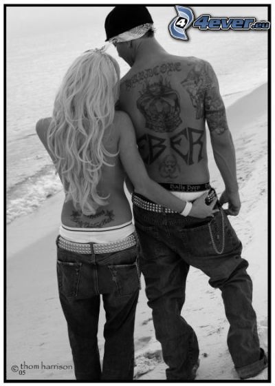 coppia sulla spiaggia, tatuaggio sulla schiena, mare