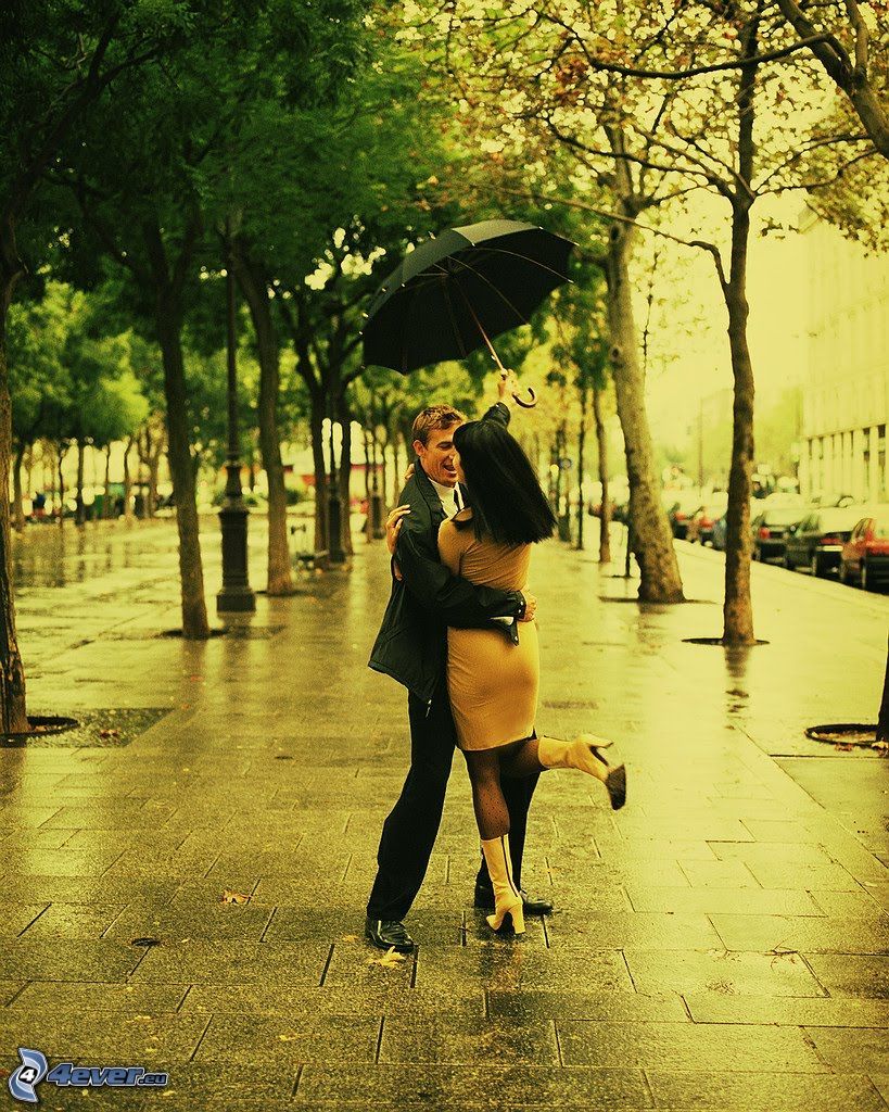 una coppia con ombrello, abbraccio gioioso, alberi, strada, piastrelle
