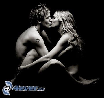uomo e donna, coppia, bacio, tatuaggio sulla mano